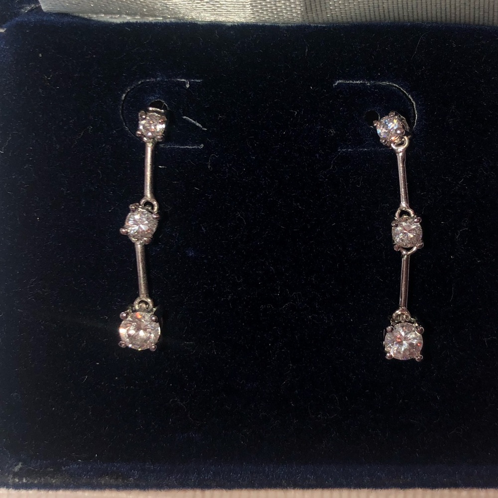 14k White Gold 3 Diamond Drop Earrings.
